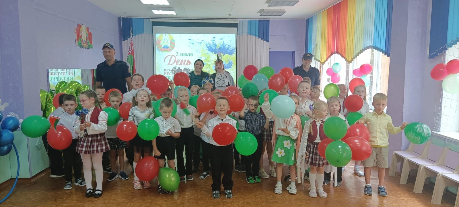 В нашем детском саду прошло мероприятие посвященное - Дню независимости Республики Беларусь, состоящее из песен, танцев и стихов в честь праздника.