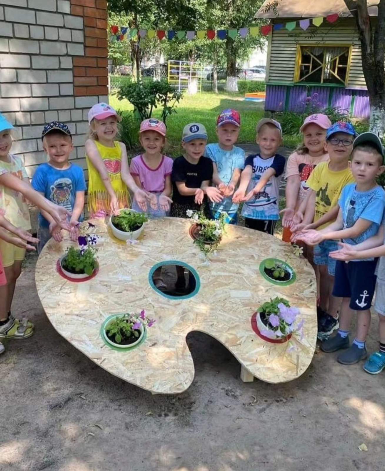 Воспитанники группы № 8 приняли активное участие в акции "Подари петунию детскому саду".